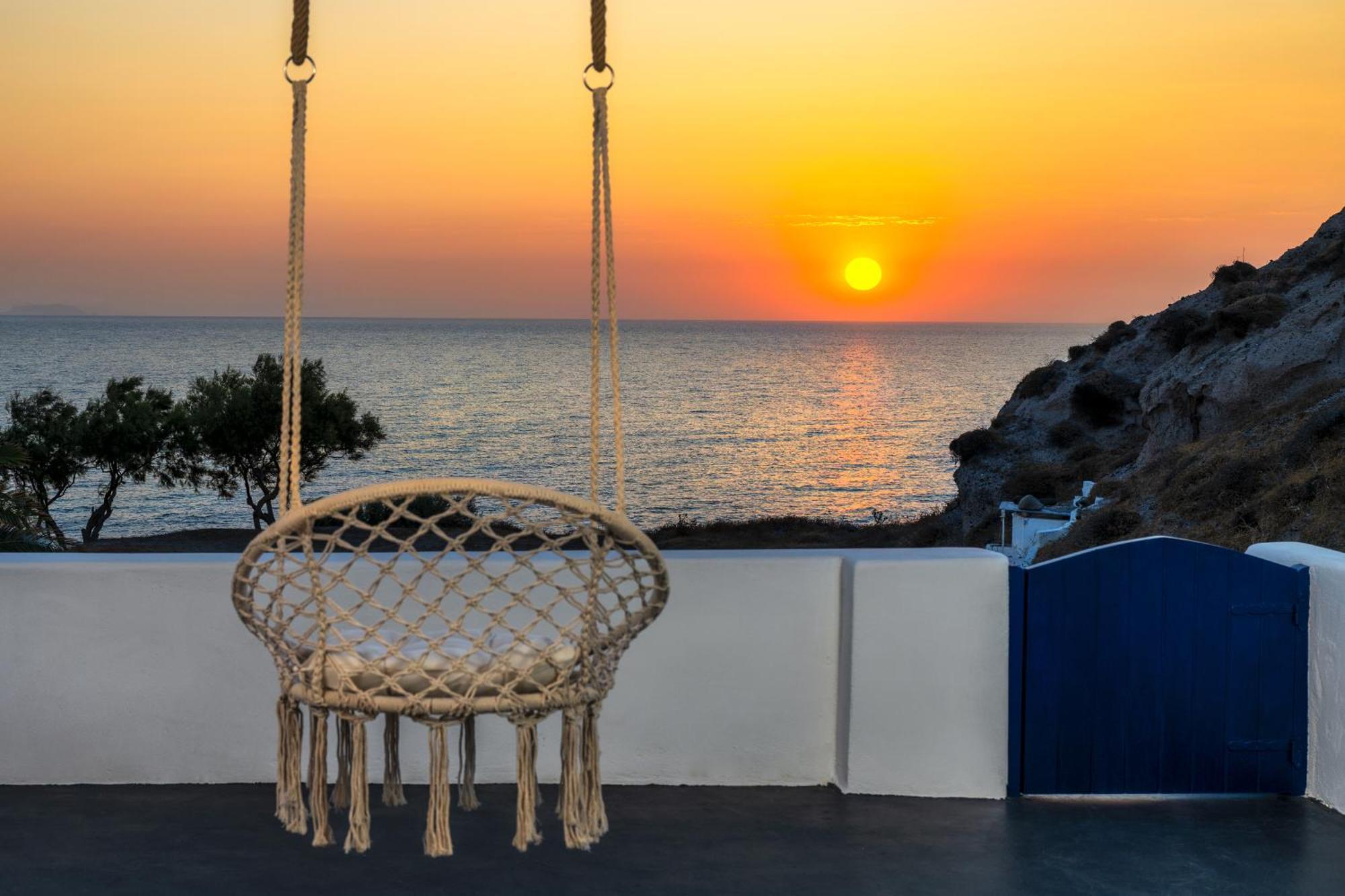 Peaceful Seafront Retreat In Santorini -Sonus Mare Beach Houses Vourvoulos Exterior photo